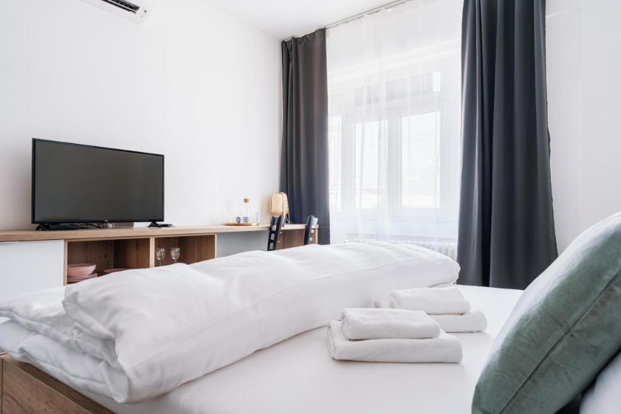 Apartment Self Check-in By Amber Pressburg